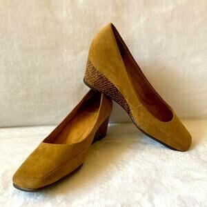 AEROSOLES Tan Faux Suede Wedges with Snakeskin Accent on Heels Size 6
